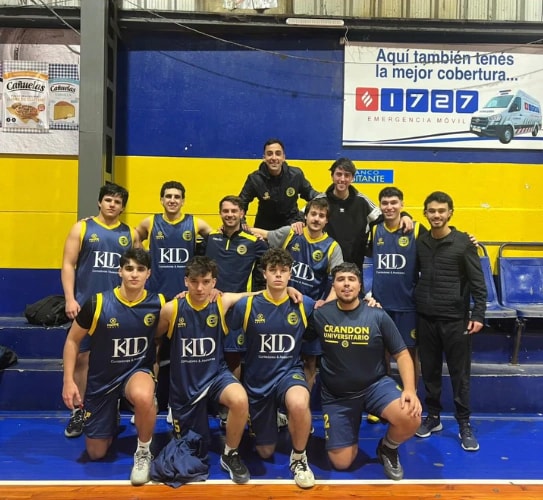 El plantel de básquetbol de Crandon posa en la cancha con el cuerpo técnico