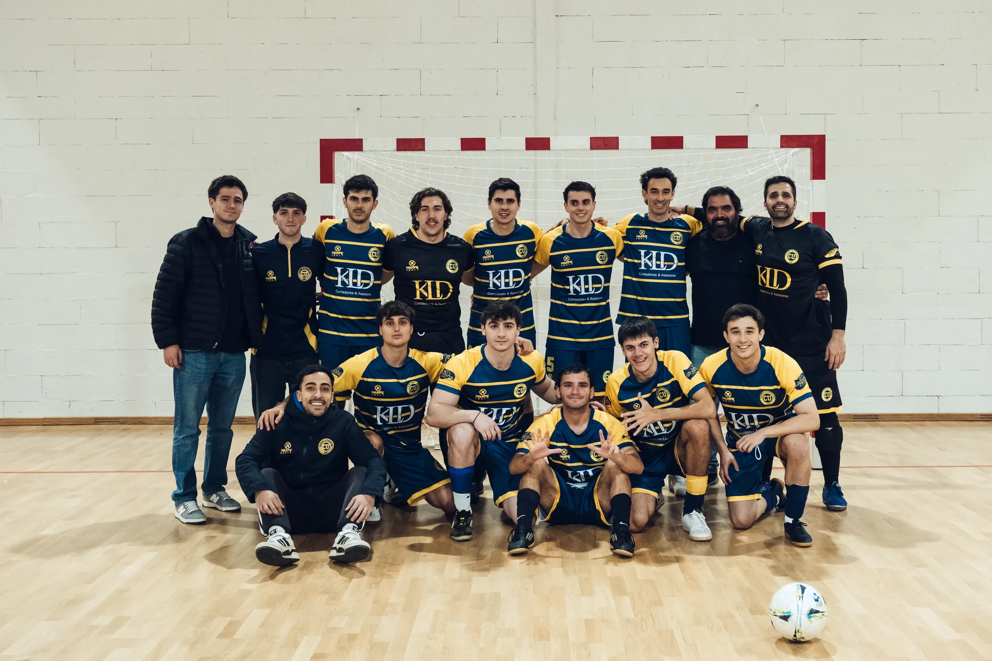 Plantel de futsal de Crandon posando frente al arco